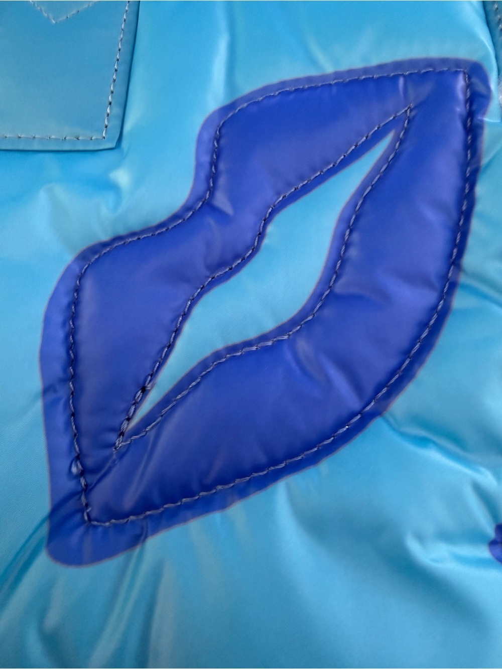 WILDFOX Puffy Aqua Tote with Royal Blue Lip Appliqués NWT - Picture 4 of 5